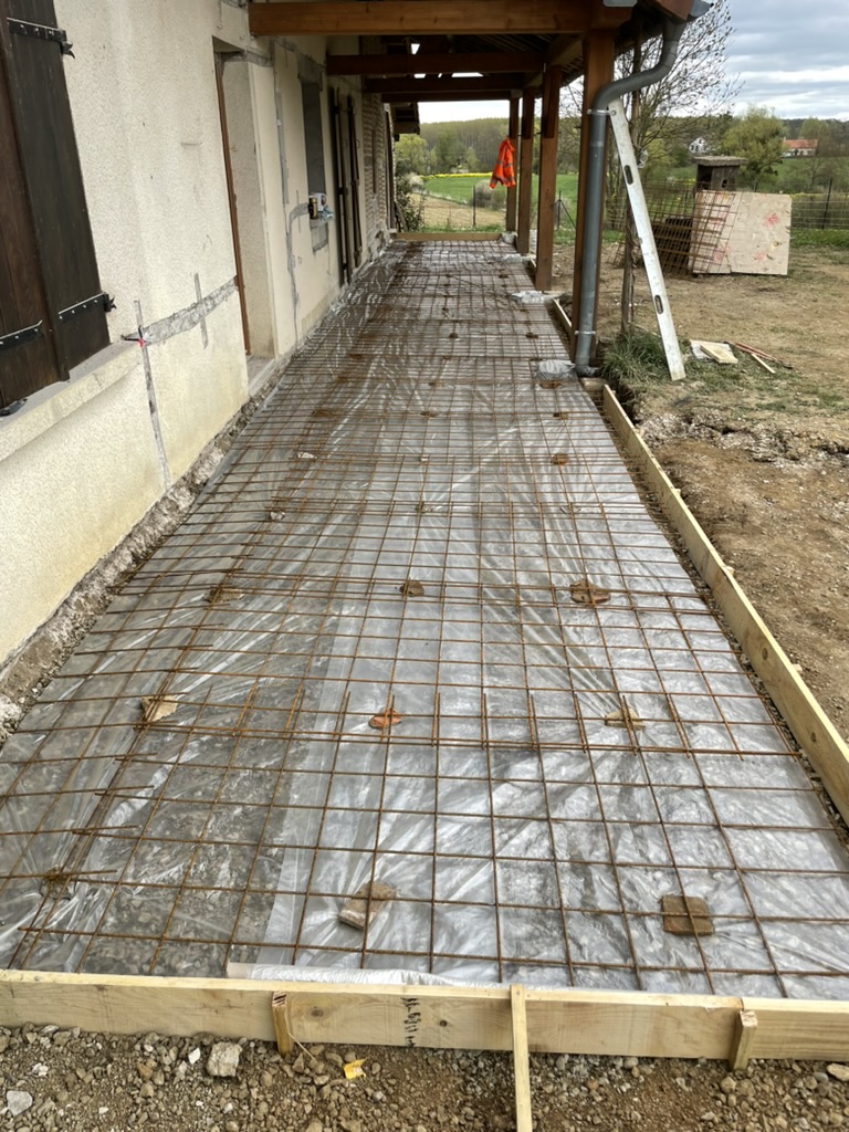 Armatures métalliques et coffrage avant coulage d’une dalle extérieure.
