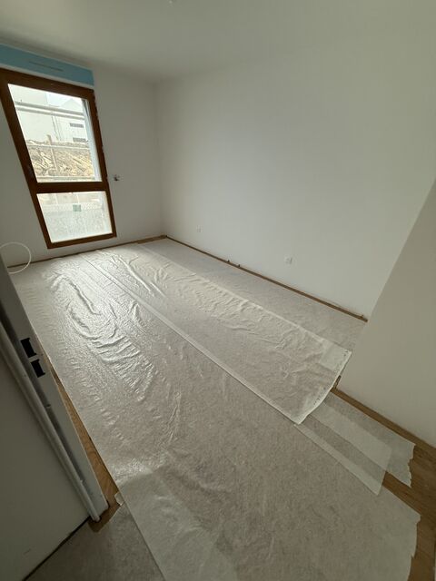 Revêtement de sol recouvert d’une protection pendant les travaux.